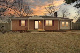 1617 Woodbriar LN, Chesapeake, VA 23323