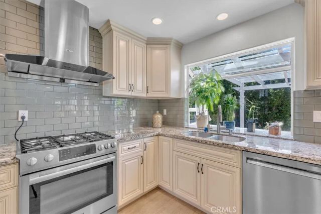 537 Savona, Oak Park, CA 91377