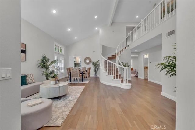 537 Savona, Oak Park, CA 91377