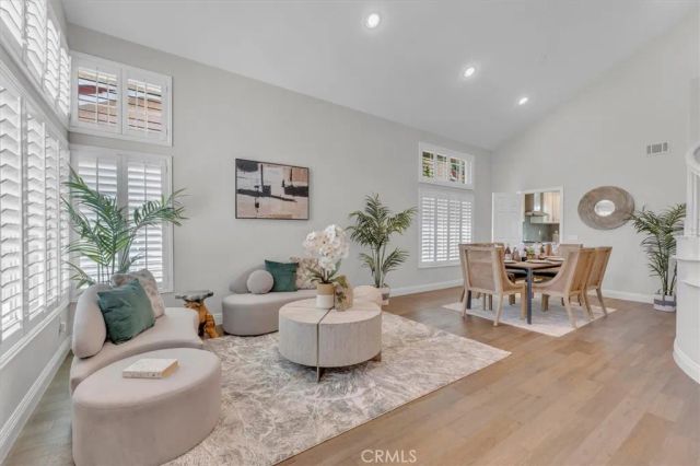 537 Savona, Oak Park, CA 91377