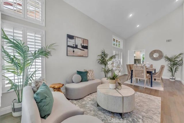 537 Savona, Oak Park, CA 91377