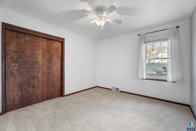 1613 E 25th St Street, Sioux Falls, SD 57105