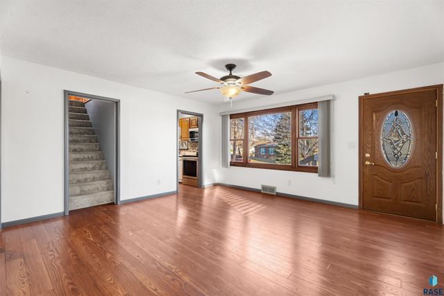 1613 E 25th St Street, Sioux Falls, SD 57105