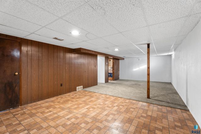 1613 E 25th St Street, Sioux Falls, SD 57105