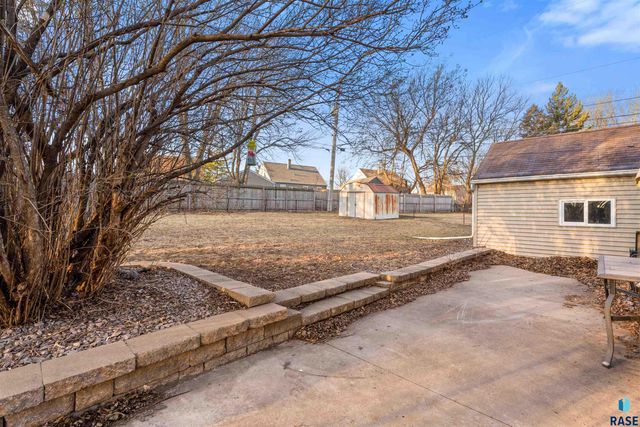 1613 E 25th St Street, Sioux Falls, SD 57105