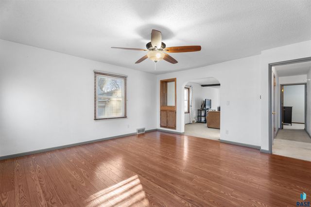 1613 E 25th St Street, Sioux Falls, SD 57105