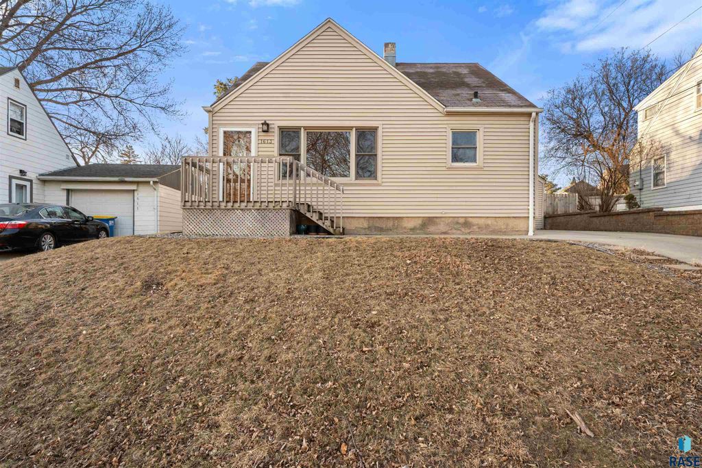 1613 E 25th St Street, Sioux Falls, SD 57105