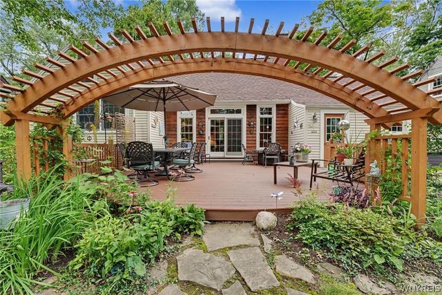 38 Lombardy Lane, Hamburg, NY 14075