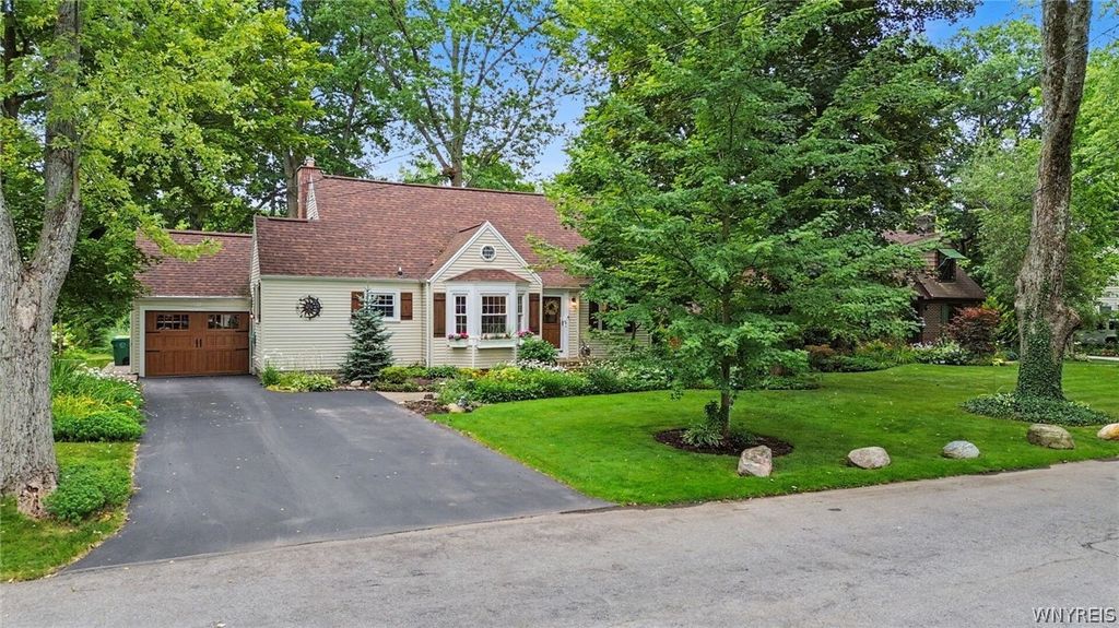 38 Lombardy Lane, Hamburg, NY 14075