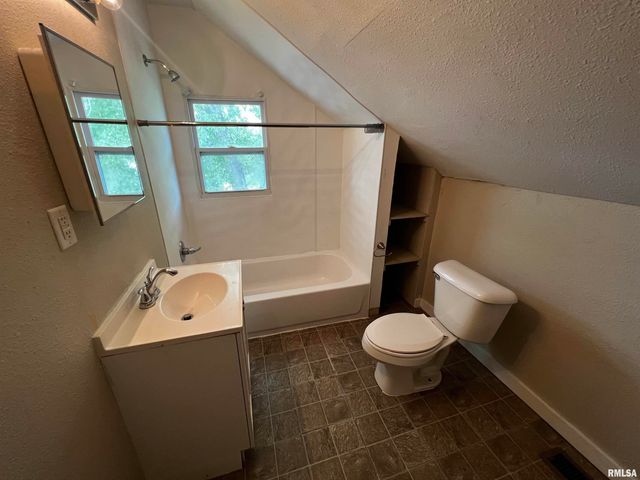 303 15TH Avenue, East Moline, IL 61244