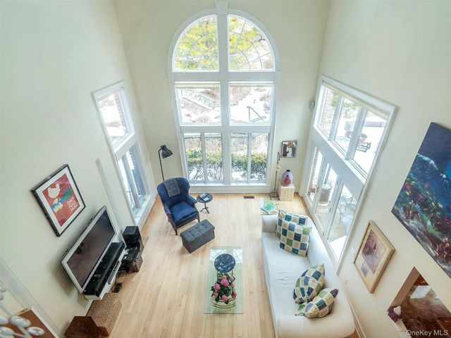 18 Harriman Drive, Port Washington, NY 11050