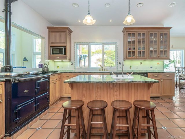 18 Harriman Drive, Port Washington, NY 11050