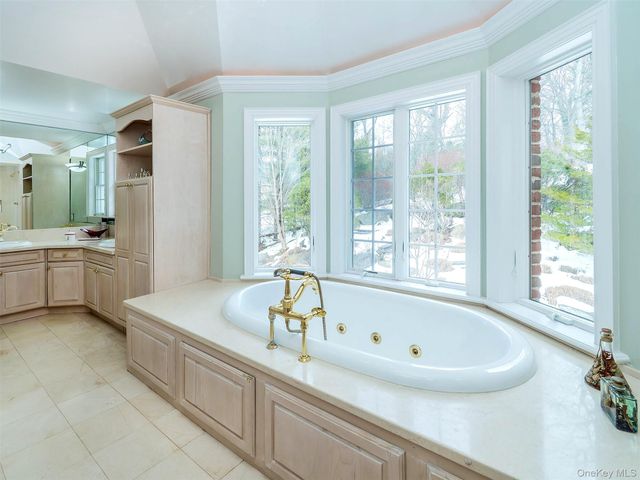 18 Harriman Drive, Port Washington, NY 11050