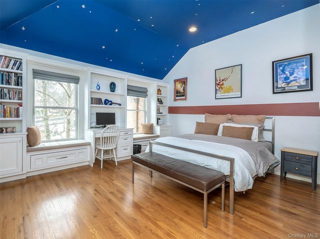 18 Harriman Drive, Port Washington, NY 11050