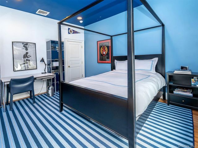 18 Harriman Drive, Port Washington, NY 11050