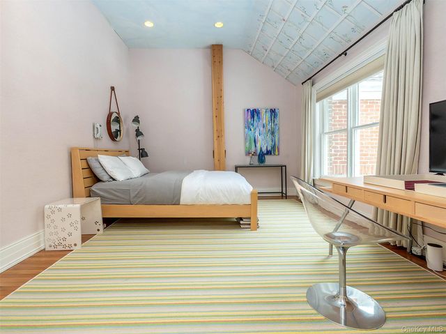 18 Harriman Drive, Port Washington, NY 11050