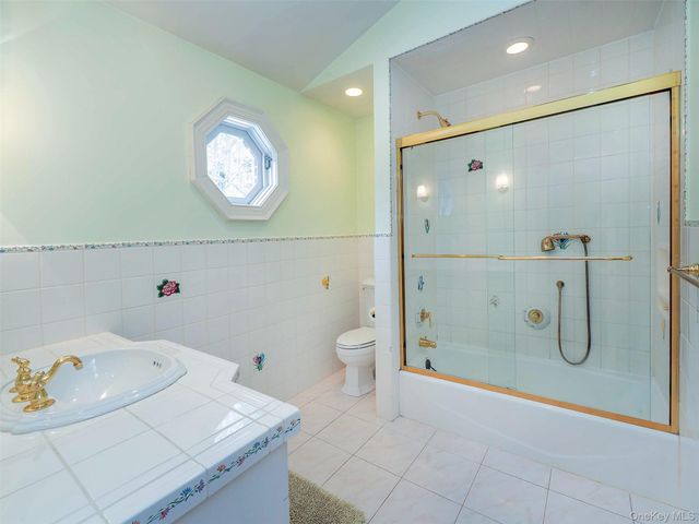 18 Harriman Drive, Port Washington, NY 11050