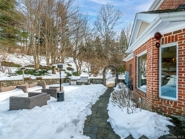 18 Harriman Drive, Port Washington, NY 11050