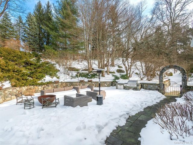 18 Harriman Drive, Port Washington, NY 11050