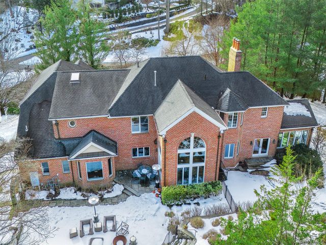 18 Harriman Drive, Port Washington, NY 11050