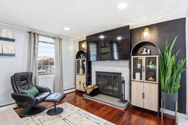 17 Dundee St, Lowell, MA 01850