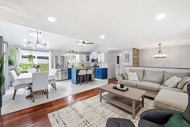 17 Dundee St, Lowell, MA 01850