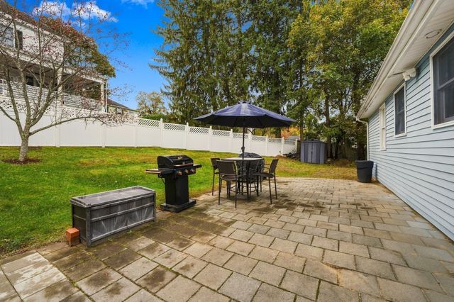 17 Dundee St, Lowell, MA 01850