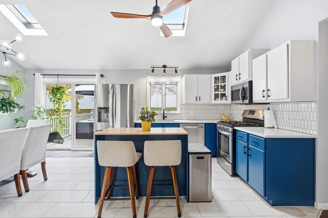 17 Dundee St, Lowell, MA 01850