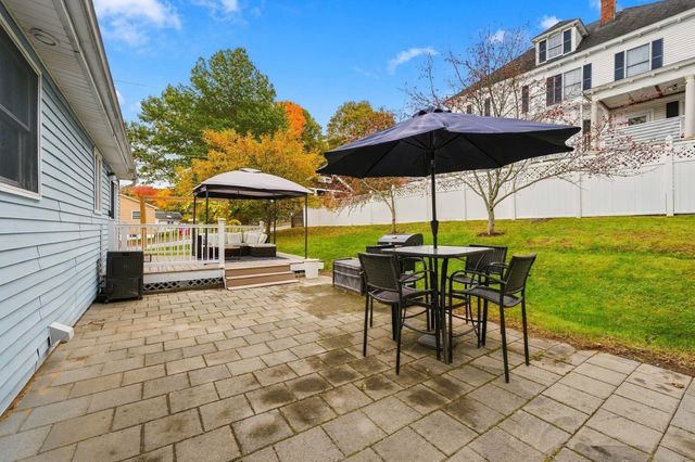 17 Dundee St, Lowell, MA 01850