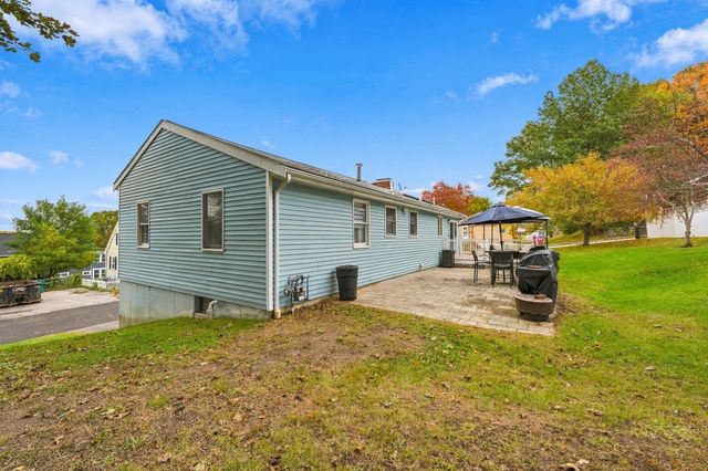 17 Dundee St, Lowell, MA 01850
