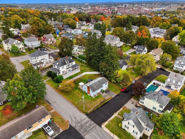 17 Dundee St, Lowell, MA 01850