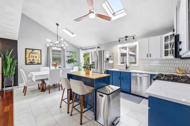 17 Dundee St, Lowell, MA 01850