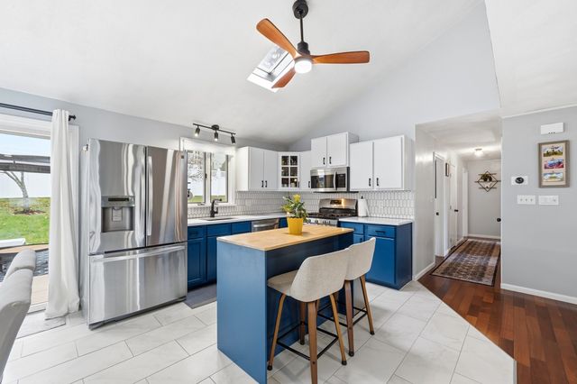 17 Dundee St, Lowell, MA 01850