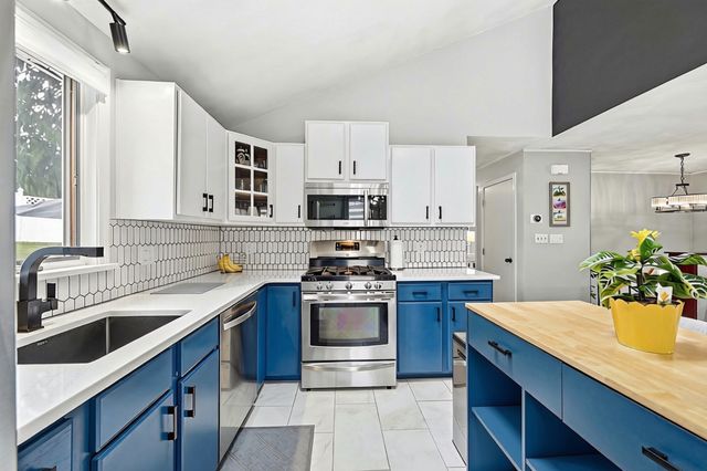 17 Dundee St, Lowell, MA 01850