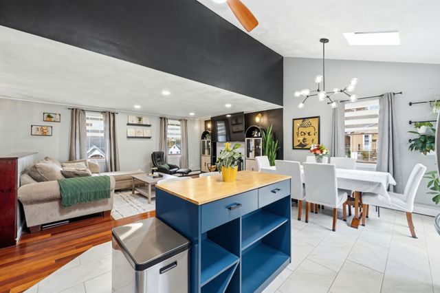 17 Dundee St, Lowell, MA 01850