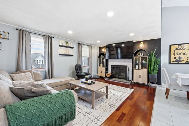 17 Dundee St, Lowell, MA 01850