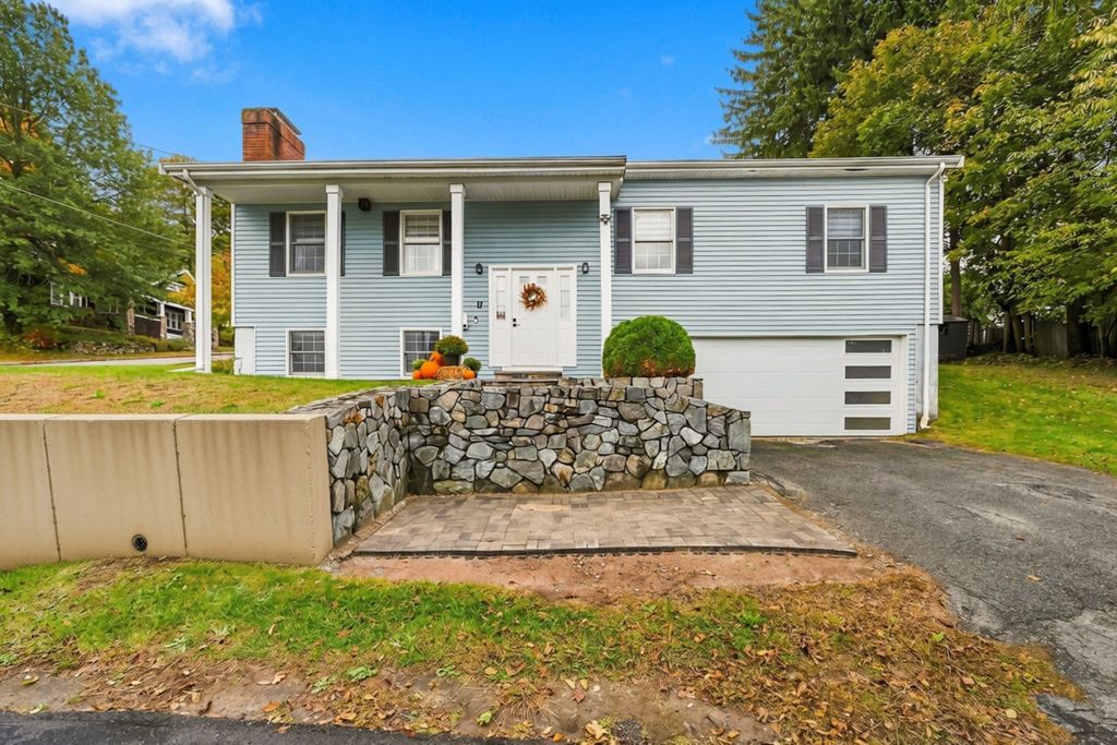 17 Dundee St, Lowell, MA 01850