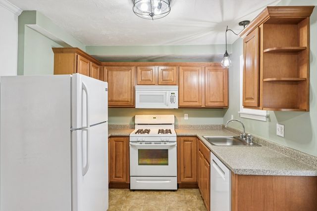 14 Pleasant St A, Franklin, MA 02038