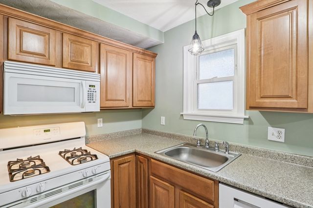 14 Pleasant St A, Franklin, MA 02038