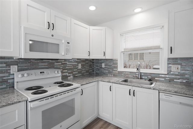 242 Preston Avenue, Waterford Charter Township, MI 48328