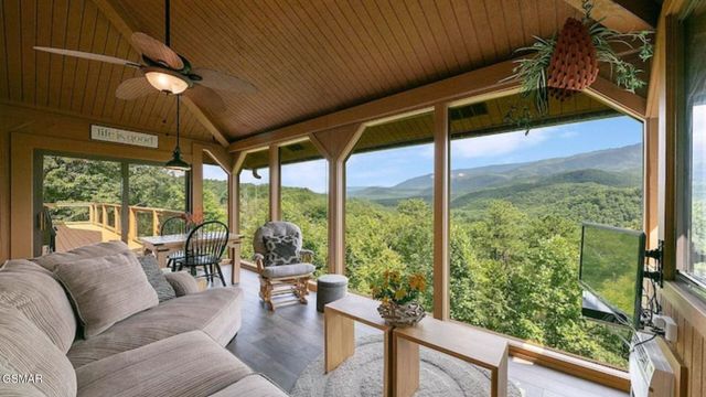 449 Lucerne Way, Gatlinburg, TN 37738