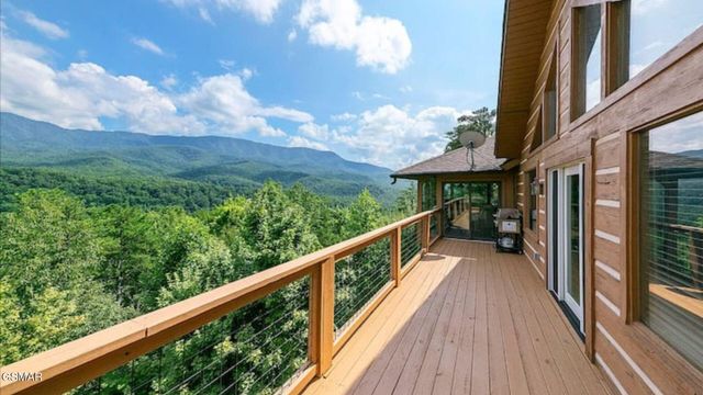 449 Lucerne Way, Gatlinburg, TN 37738