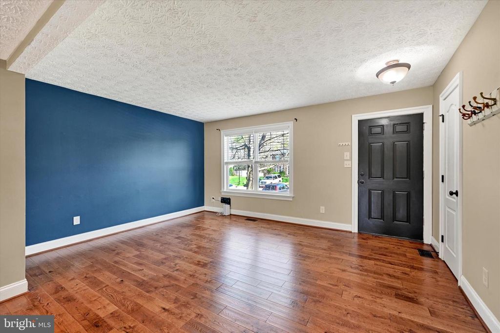 Image 10 of property listing at 19 DERWOOD CT, Parkville, MD 21234