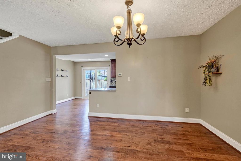 Image 11 of property listing at 19 DERWOOD CT, Parkville, MD 21234