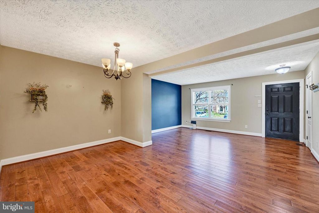 Image 12 of property listing at 19 DERWOOD CT, Parkville, MD 21234