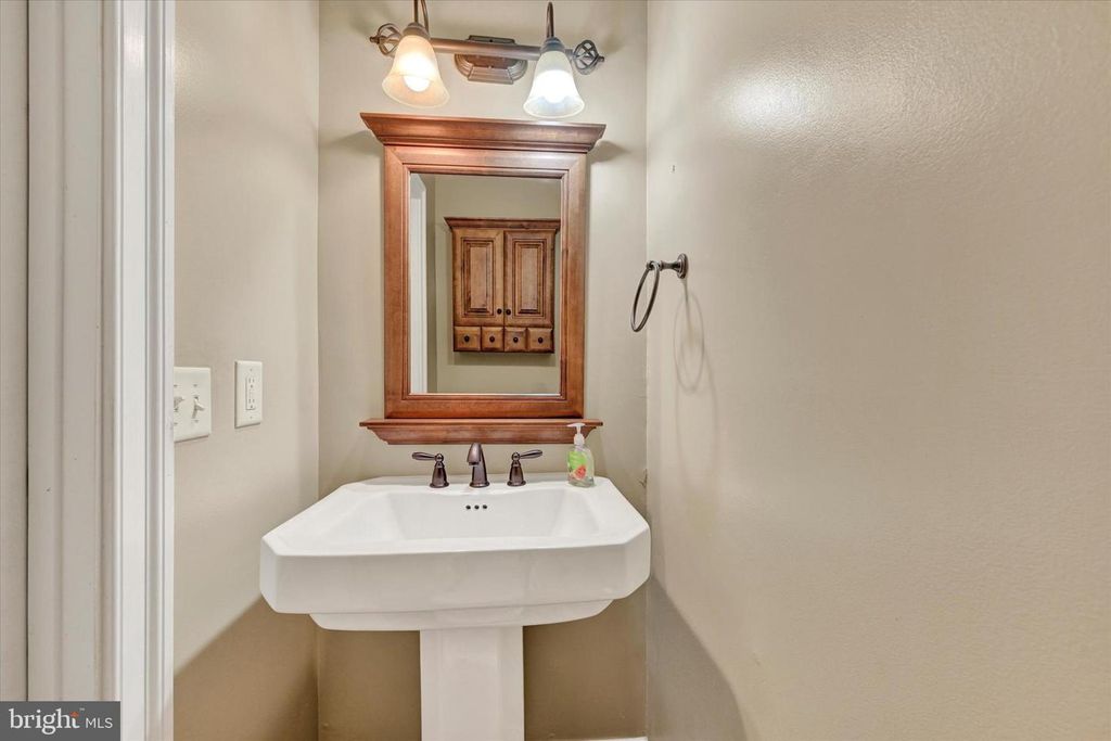 Image 14 of property listing at 19 DERWOOD CT, Parkville, MD 21234