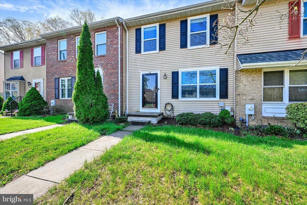 Image 2 of property listing at 19 DERWOOD CT, Parkville, MD 21234