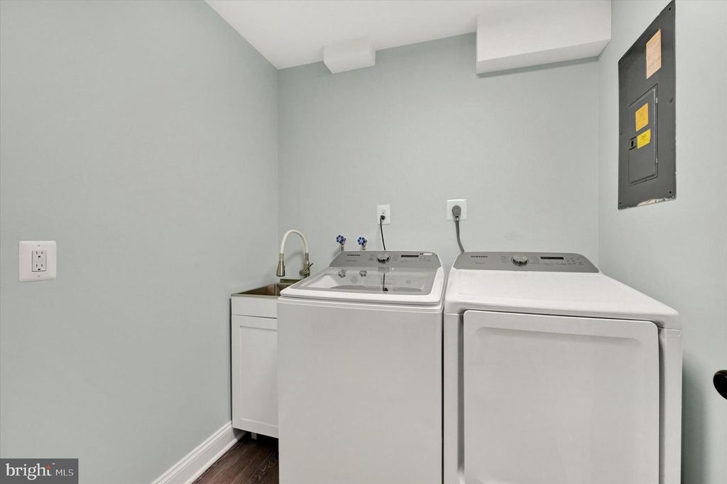 Image 24 of property listing at 19 DERWOOD CT, Parkville, MD 21234