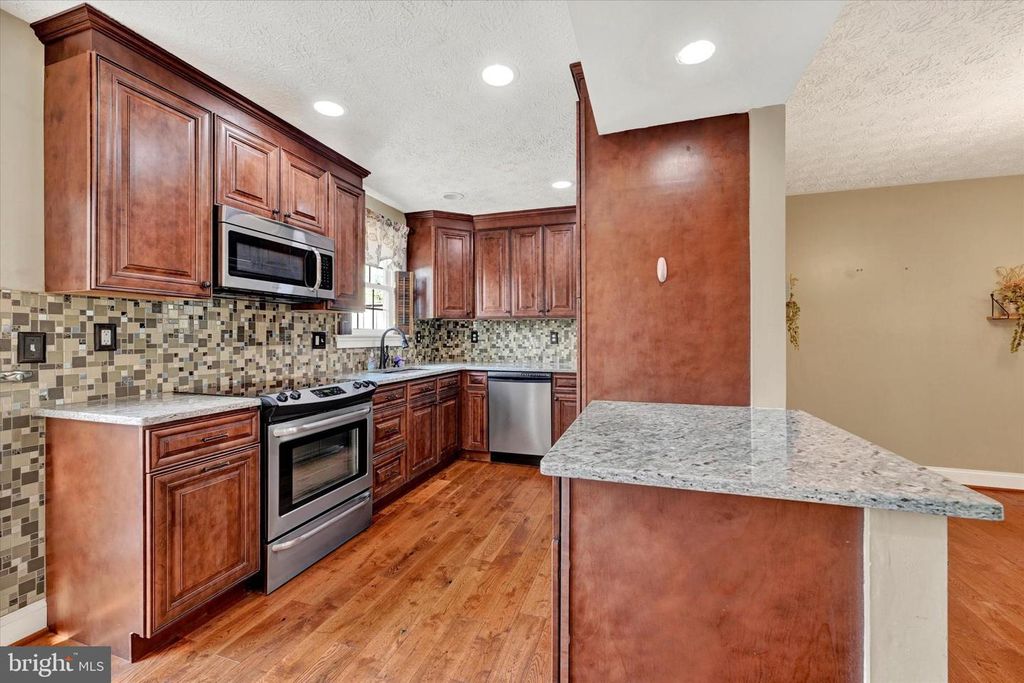 Image 3 of property listing at 19 DERWOOD CT, Parkville, MD 21234