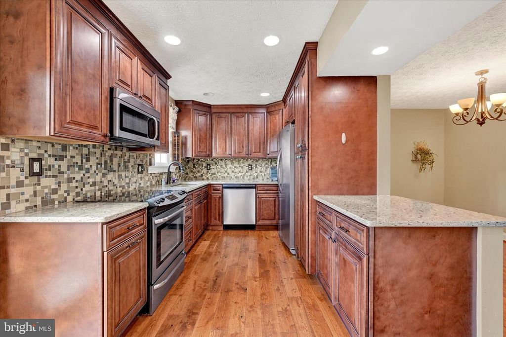 Image 4 of property listing at 19 DERWOOD CT, Parkville, MD 21234